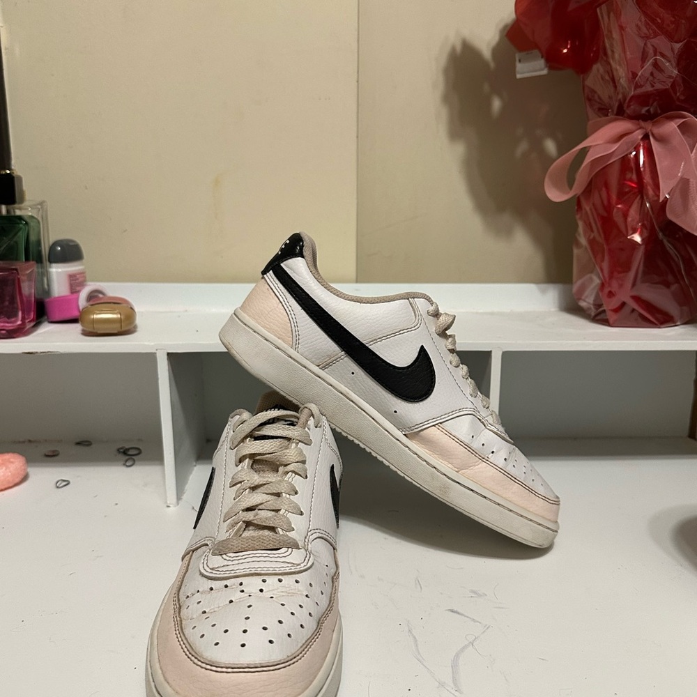 Nike 7.5 Women’s pre owned Tennis comfortable,casual,activewear